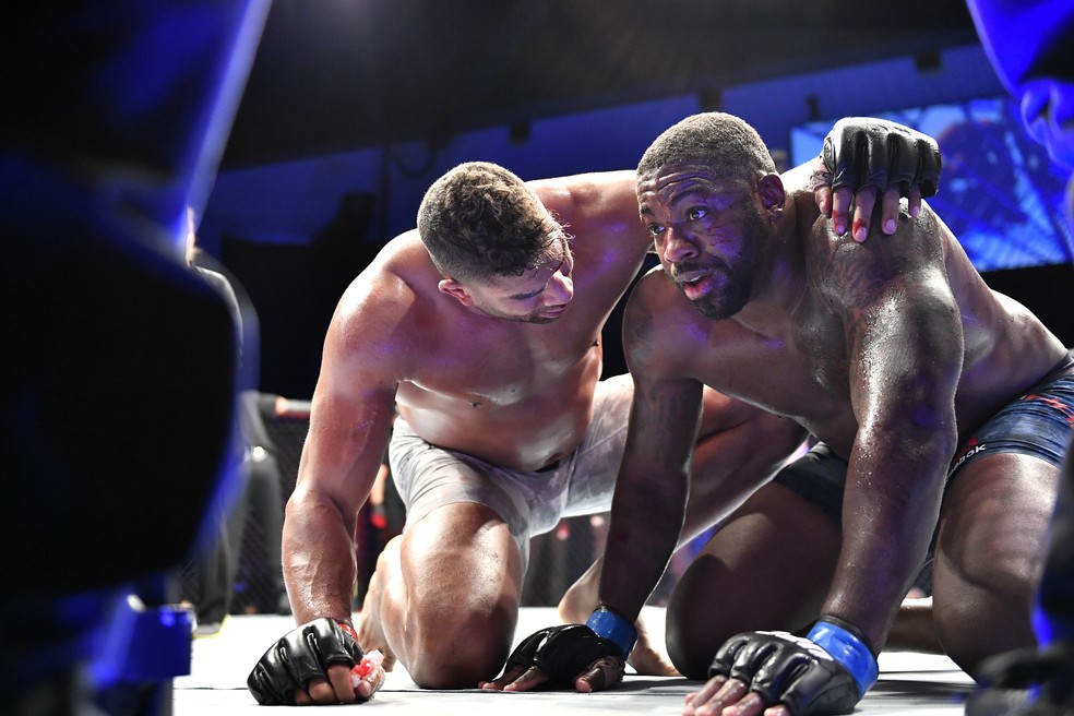 Alistair Overeem abraça Walt Harris após sua vitória no UFC em Jacksonville — Foto: Getty Images