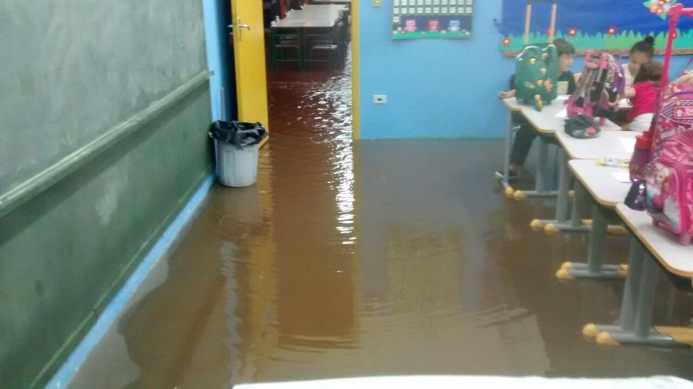 Escola em Assis foi tomada pela água (Foto: Reprodução/TV TEM)