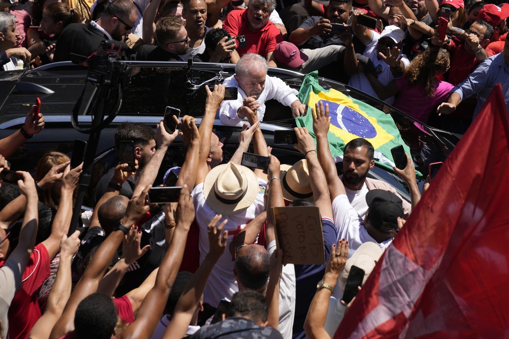 Lula é recebido por apoiadores em São Paulo (SP). — Foto: Andre Penner/ Associated Press