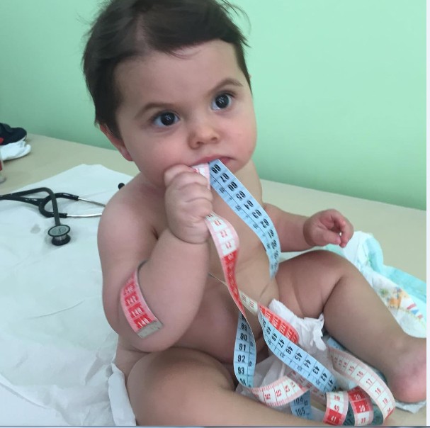 Enzo no pediatra (Foto: Reprodução/Instagram)