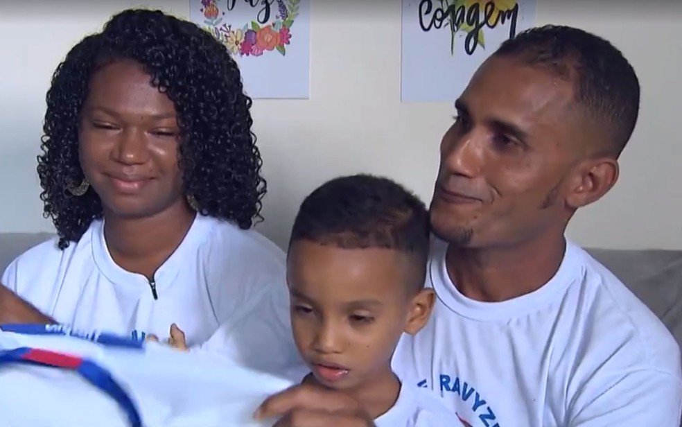 Ravy com os pais Daiana e Jocelio, em Salvador — Foto: Reprodução/TV Bahia