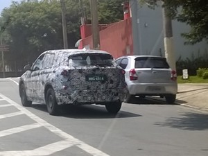 BMW X1 rodando em testes em São Paulo (Foto: Marcelo Castro / VC no AutoEsporte)