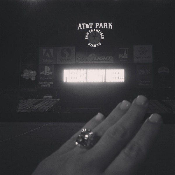 Foto do anel de noivado de Kim Kardashian, logo após o pedido em casamento de Kanye West. (Foto: Reprodução/Instagram)