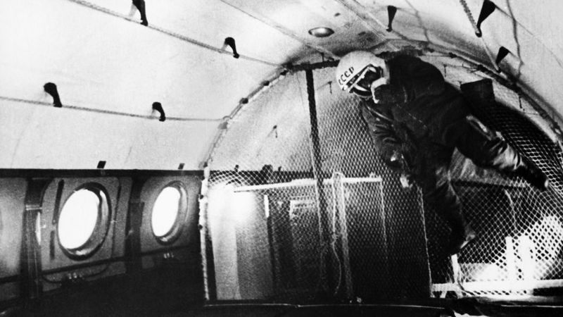 BBC Cosmonautas russos tiveram que passar por muitos testes semelhantes aos dos astronautas da Nasa, como o treinamento de gravidade zero (Foto: KEYSTONE GAMMA/GETTY IMAGES via BBC)