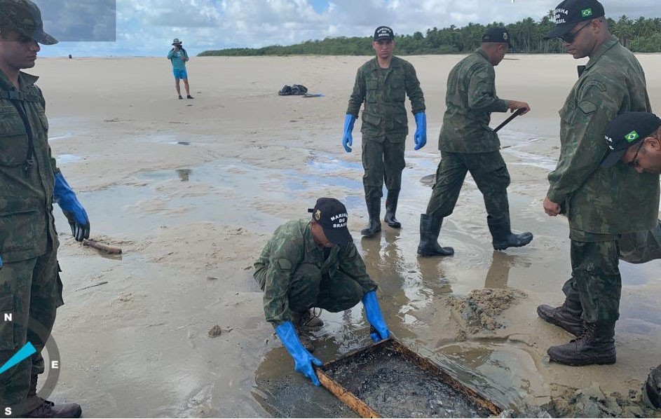 Os fuzileiros navais atuam no combate às manchas de óleo em Tamandaré-PE, em novembro de 2019 (Foto: Marinha do Brasil)