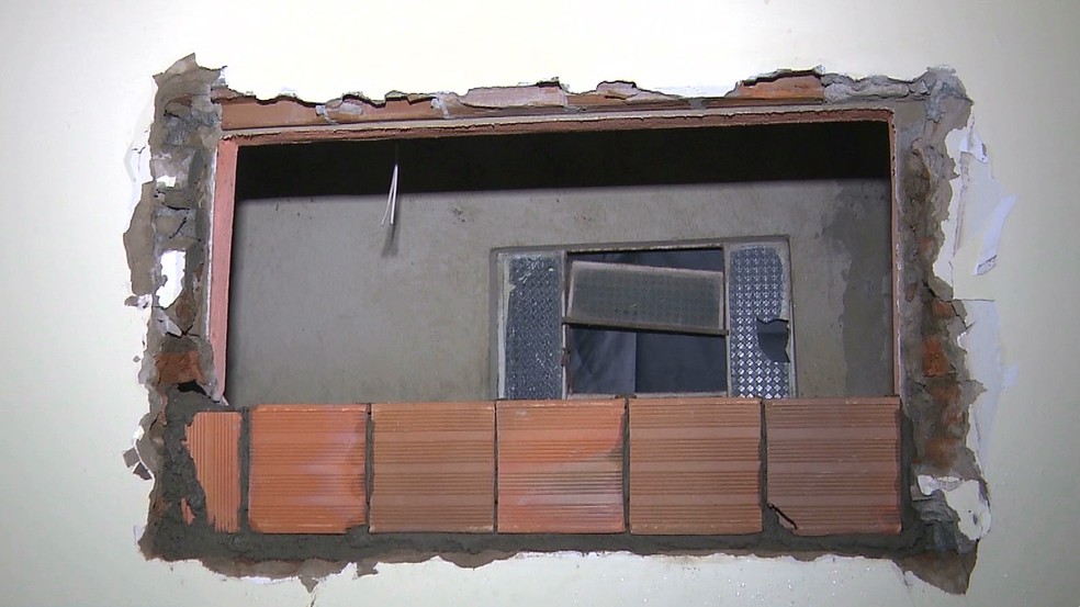Suspeitos conseguiram invadir residência por uma janela, em Campina Grande — Foto: Reprodução/TV Paraíba