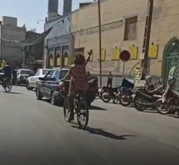 Mulher é presa por andar de bicicleta sem hijab em frente a uma mesquita no Irã (Foto: Reprodução / Twitter)
