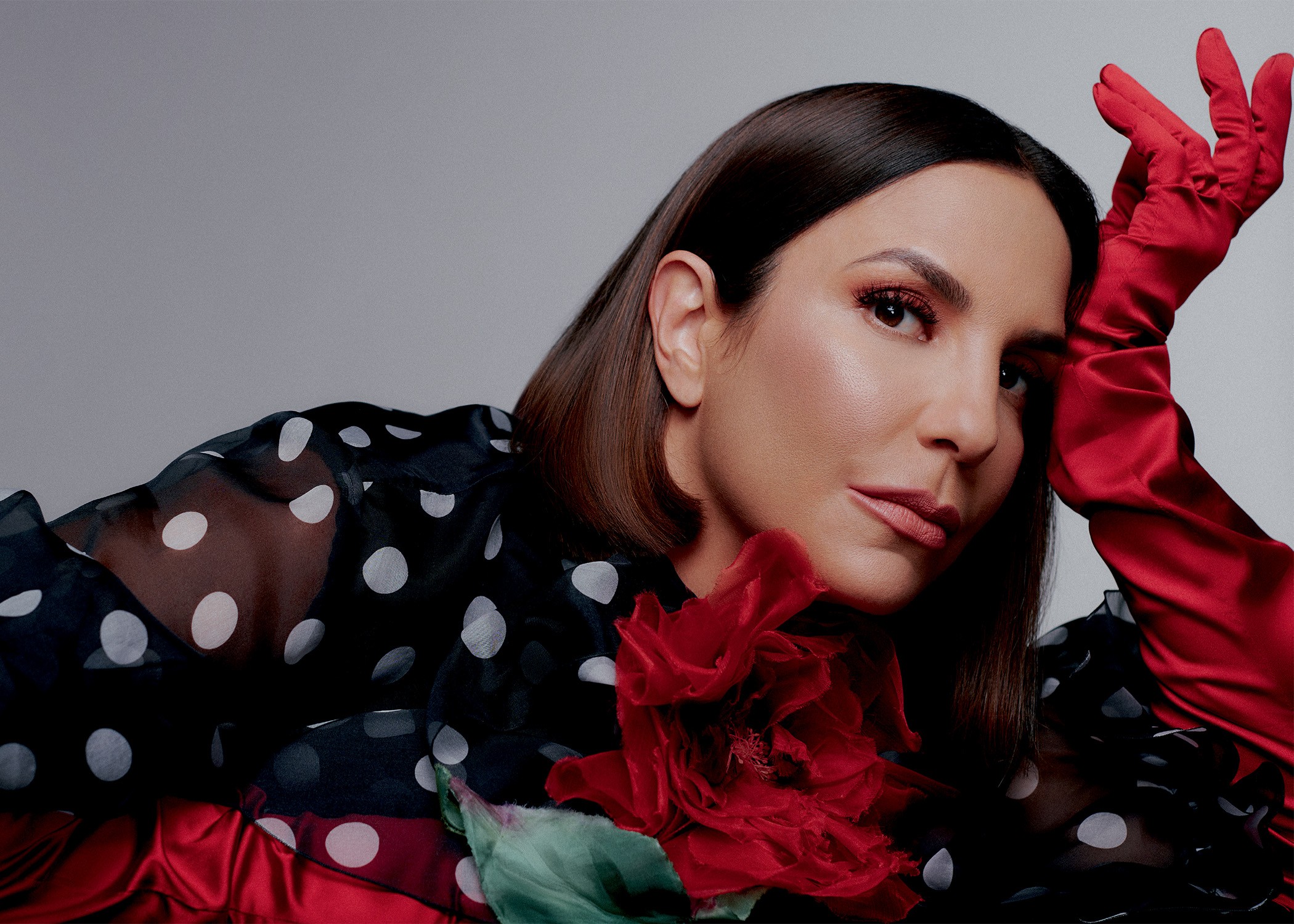 Ivete Sangalo usa vestido (R$ 13 mil), flor e luvas (R$ 1.900), tudo Dolce & Gabbana (Foto: Hick Duarte)
