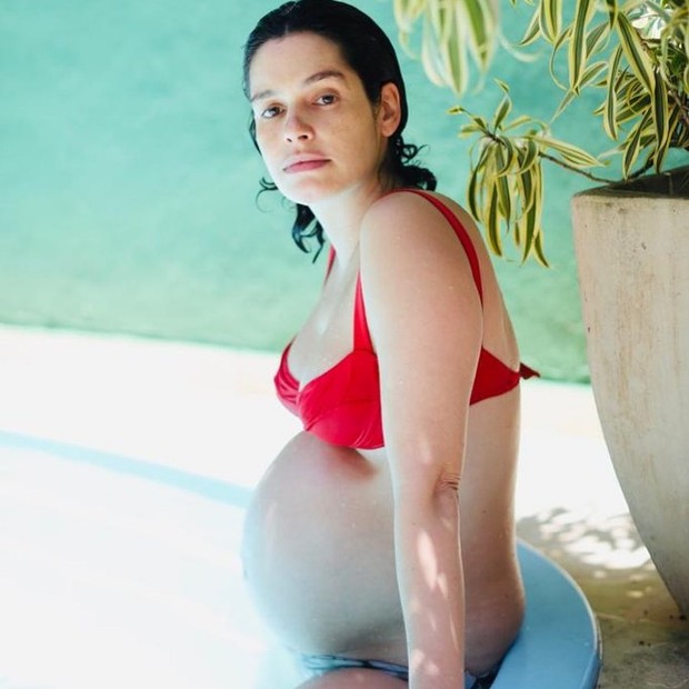 Na reta final da gestação, Maria Flor se refresca em piscina (Foto: Reprodução/Instagram)