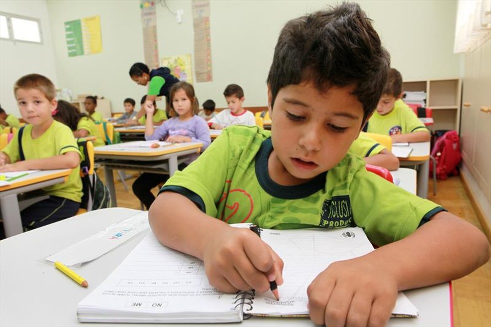 Crianças que já estudam na rede municipal de ensino de Curitiba apenas precisam confirmar a matrícula para o próximo ano — Foto: Cesar Brustolin/SMCS 
