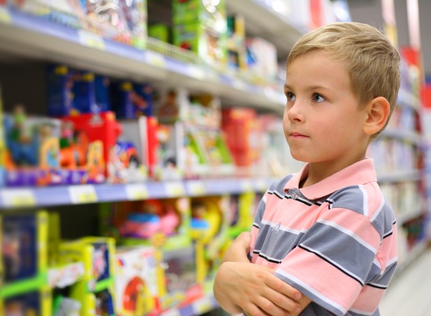 criança com alergia alimentar observa rótulos de alimentos  (Foto: Thinkstock)