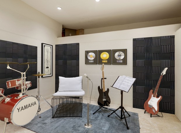 Detalhes do estúdio de música no porão (Foto: Reprodução / The Wall Street Journal - Noel Kleinman)
