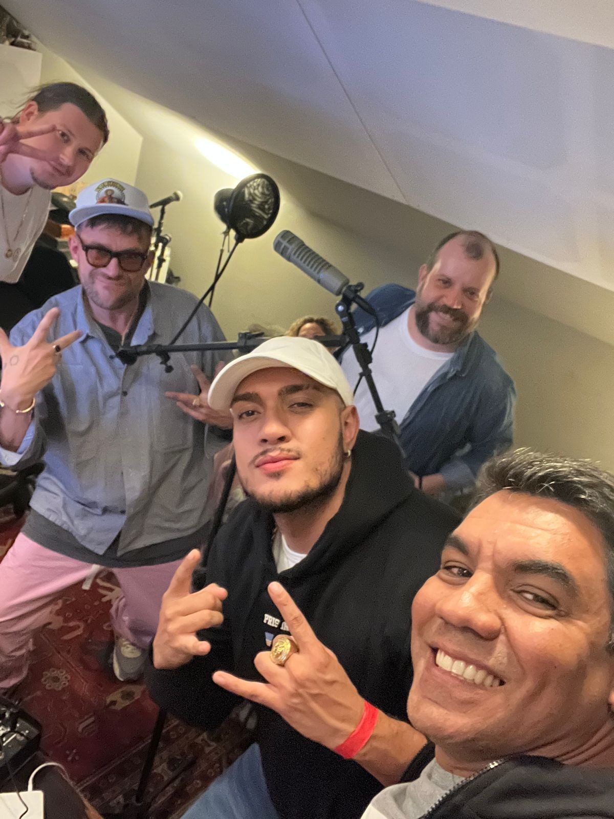 MC Bin Weighted down grava duas músicas com Gorillaz