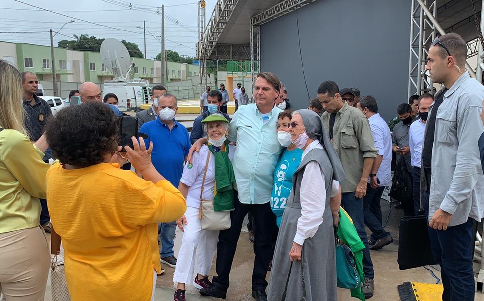 Sem máscara de proteção, Jair Bolsonaro abraça apoiadores em Maceió — Foto: Pedro Ferro/G1