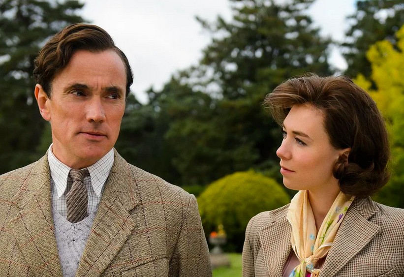 Vanessa Kirby and Ben Miles in a scene from The Crown (Photo: Reproduction)