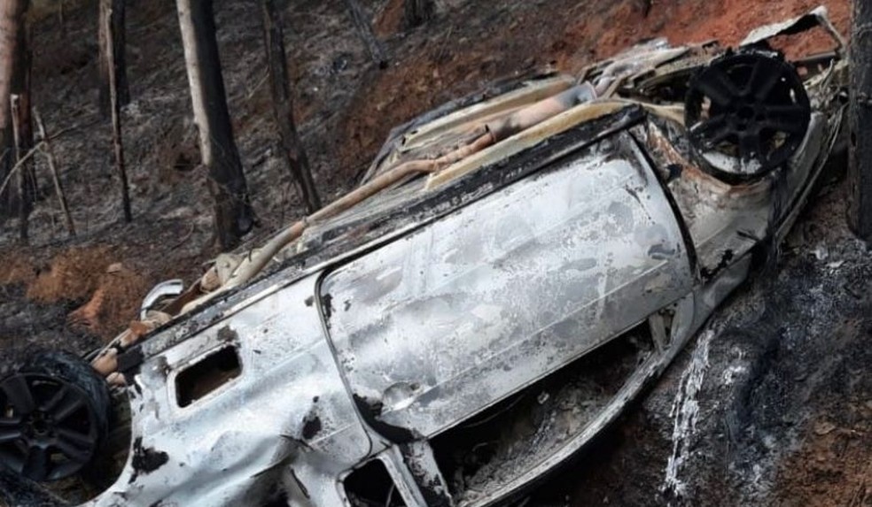 Carro caiu de abismo de aproximadamente 25 metros na MG-126, em Bicas — Foto: PMRv/Divulgação