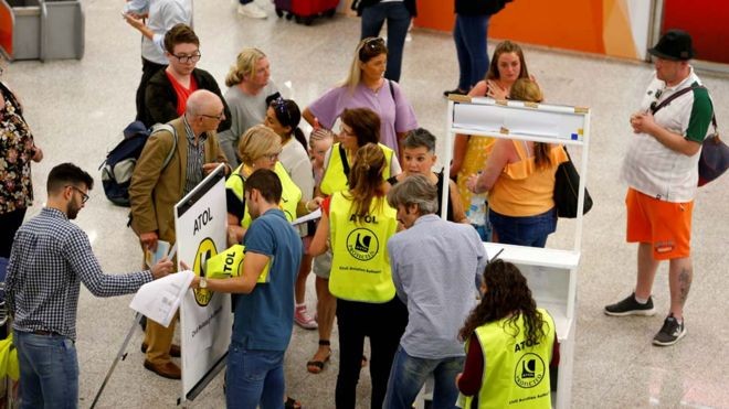 BBC: Passageiros no aeroporto de Maiorca, na Espanha: cerca de 150 mil britânicos precisarão ser repatriados nos próximos dias (Foto: REUTERS VIA BBC)