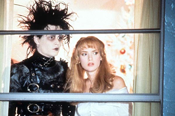 Johnny Depp e Winona Ryder em Edward Mãos de Tesoura (1990) (Foto: Divulgação)