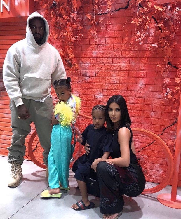 Kanye West, Kim Kardashian e filhos (Foto: Reprodução / Instagram)