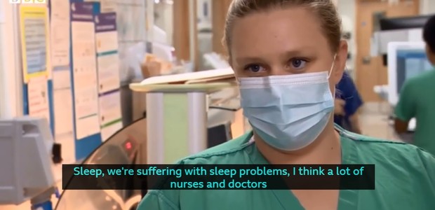 Vídeo mostra relatos de profissionais de saúde exaustos com a rotina de cuidados a pacientes com covid-19 (Foto: Reprodução/BBC)