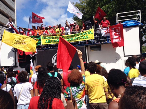 Líderes de centrais sindicais e movimentos sociais discursam sobre trio em frente à Petrobras, no bairro do Itaigara, em Salvador (Foto: Henrique Mendes/G1)