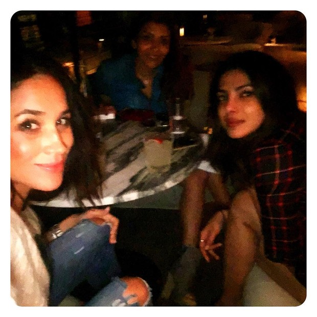 Meghan Markle com as amigas Priyanka Chopra e Mubina Rattonsey (Foto: Reprodução/Instagram)