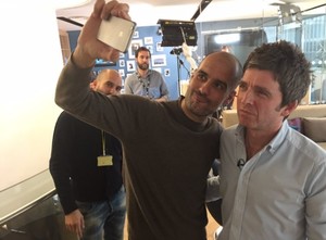 Guardiola tira foto com Noel Gallagher (Foto: Twitter)