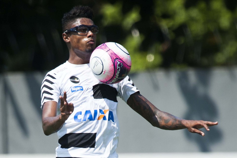 Bruno Henrique chegou a usar Ã³culos de proteÃ§Ã£o por lesÃ£o no olho no primeiro semestre â€” Foto: Ivan Storti/Santos FC