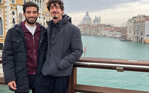 Johnny Massaro e namorado têm dia de romance em viagem para Veneza