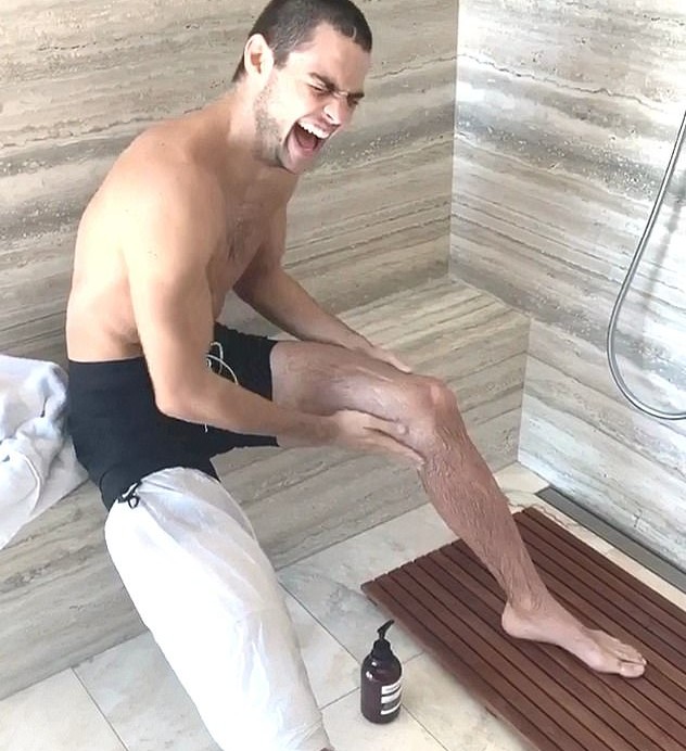 O ator Noah Centineo sofrendo para tomar banho enquanto se recupera do joelho deslocado (Foto: Instagram)