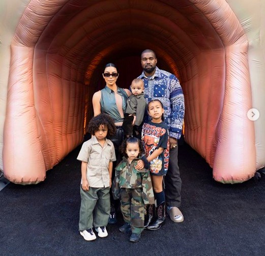 Kim Kardashian e Kanye West com os quatro filhos (Foto: Instagram)