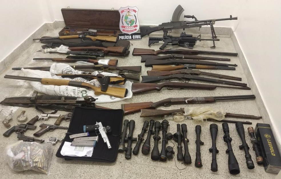 O arsenal foi encontrado dentro de uma casa no Bairro Luciano Cavalcante, em Fortaleza â€” Foto: DivulgaÃ§Ã£o/PolÃ­cia Civil/CE