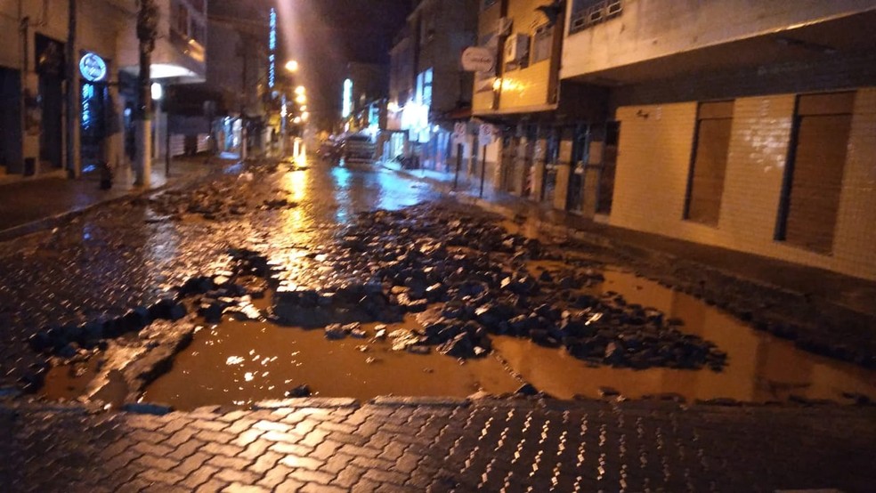 Chuva forte provocou estranhos em São José do Calçado — Foto: Reprodução/TV Gazeta