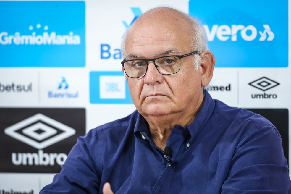 Romildo Bolzan avalia o mercado em busca de reforços — Foto: Lucas Uebel/Grêmio