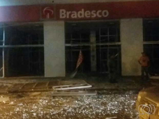 Agências bancárias ficaram destruídas após ação criminosa, em Goiás (Foto: Reprodução/TV Anhanguera)