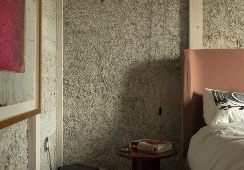 Detalhe do painel de cânhamo de um dos quartos da residência (Foto: Divulgação/Practice Architecture/Oskar Proctor)