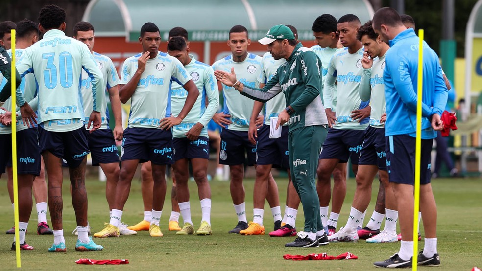 Abel Ferreira conversa com o elenco do Palmeiras antes do clássico com o Corinthians — Foto: Cesar Greco/Palmeiras