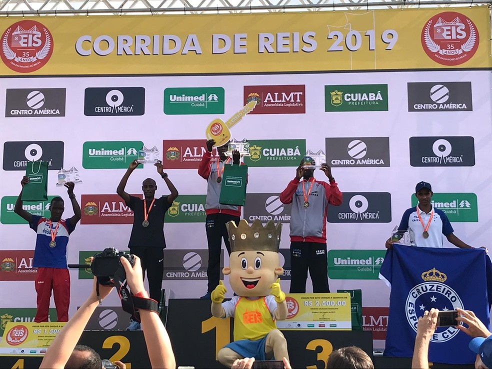 PÃ³dio masculino da Corrida de Reis 2019 â€” Foto: AndrÃ© Souza/ G1