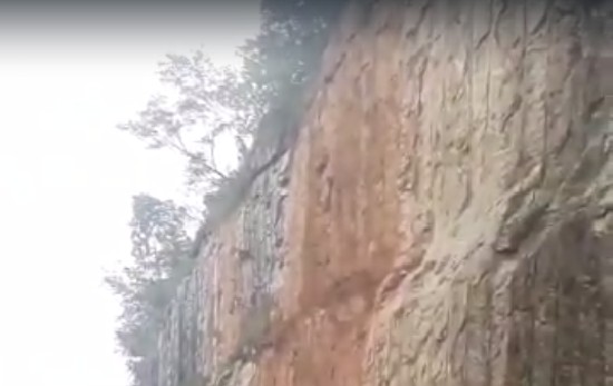 Com risco de queda de pedra, MG-424 é sinalizada pela Defesa Civil de Confins, na Grande BH