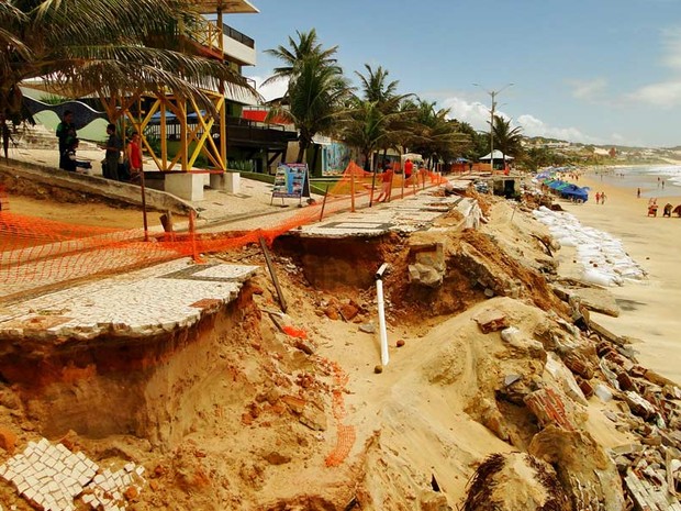 Destruição causada pelo avanço do mar no calçadão da praia de Ponta Negra, cartão postal de Natal (Foto: G1)