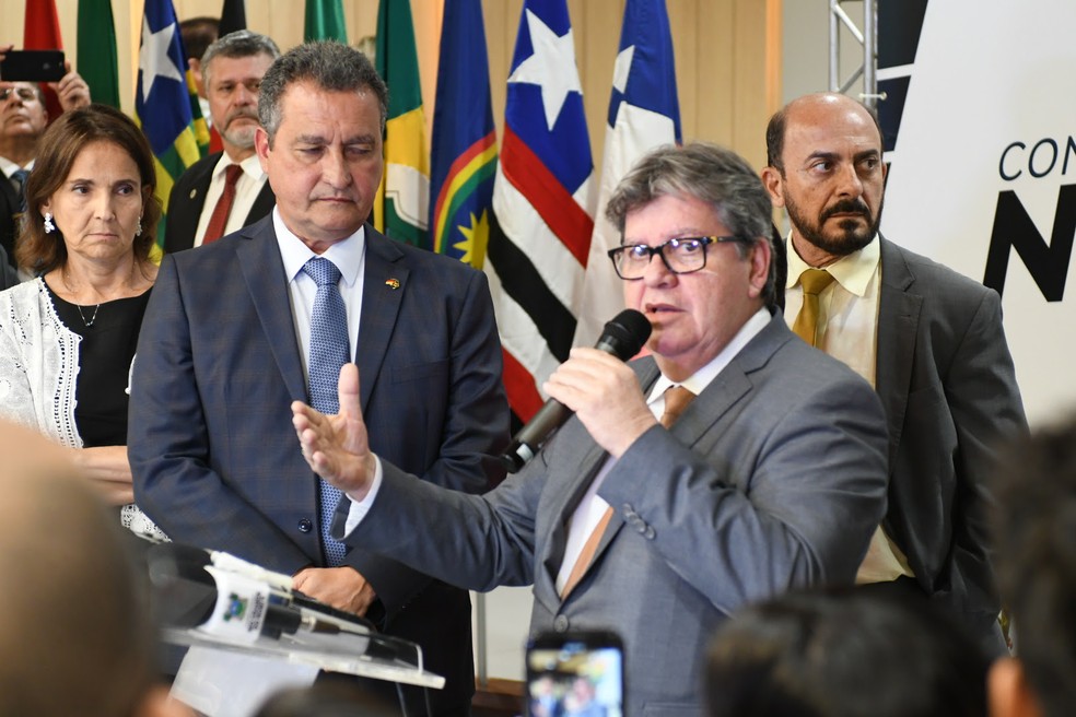 Jo&atilde;o Azev&ecirc;do (direita), atual governador da Para&iacute;ba, em foto de setembro deste ano &mdash; Foto: Divulga&ccedil;&atilde;o/Secom-PB