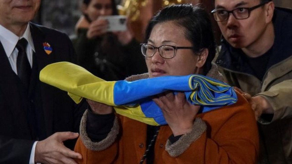 A mãe de Tseng Sheng-guang viajou para a Ucrânia para buscar os restos mortais de seu filho — Foto: REUTERS