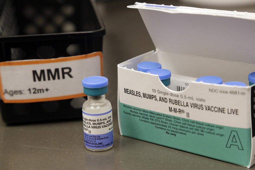 A foto, de arquivo, mostra a vacina combinada contra sarampo, caxumba e rubéola em Washington, Estados Unidos. — Foto: Elaine Thompson/AP