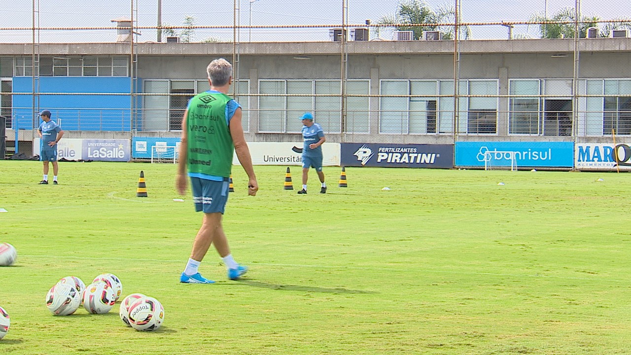 Renato participa dos cruzamentos no treino do Grêmio e brinca com os jogadores