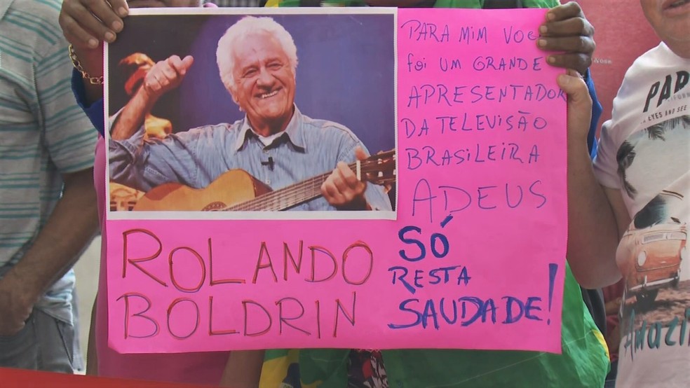 Admiradores de Rolando Boldrin prestam homenagem durante o velório do apresentador — Foto: Reprodução/TV Globo