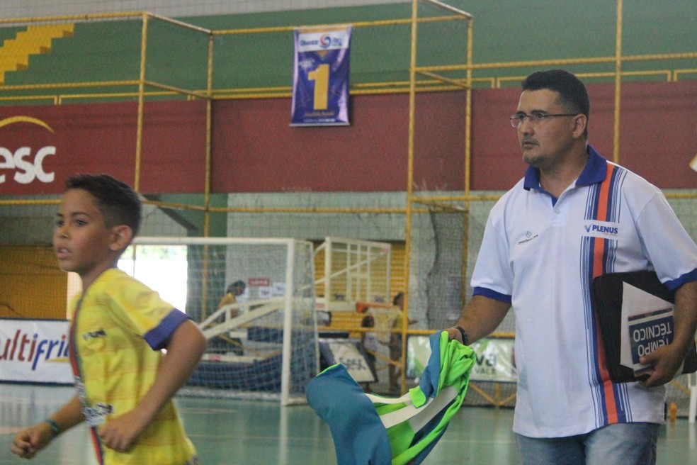 O professor  Luciênio Pedro  treina do time do Plenus (Foto: Emerson Rocha)