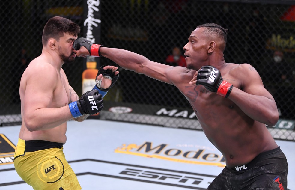 Jamahal Hill acerta um jab de direita na vitória por nocaute sobre Klidson Abreu no UFC: Woodley x Burns — Foto: Getty Images