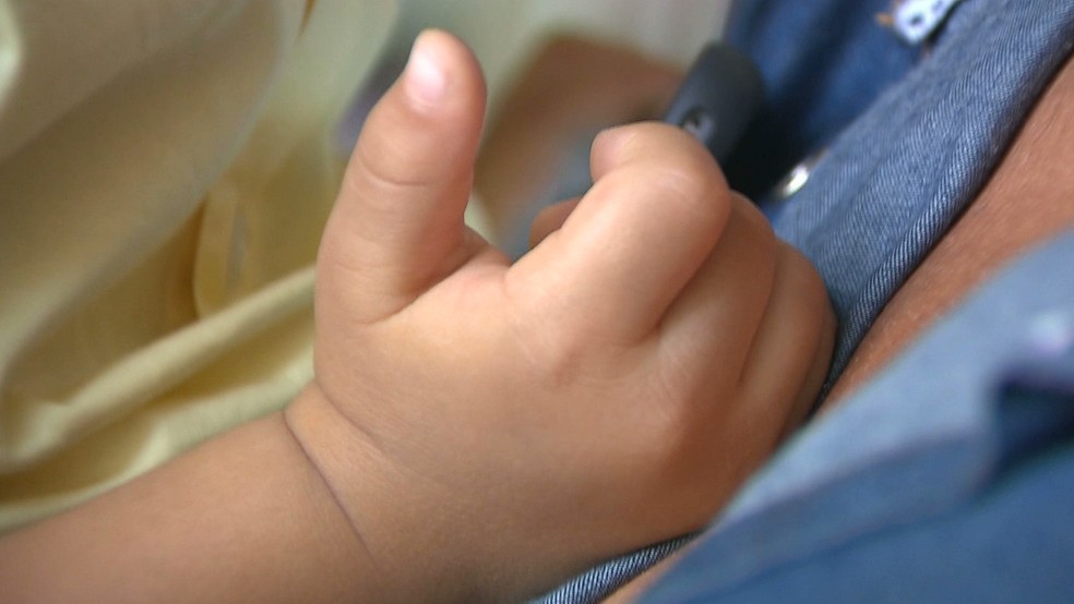 Criança fraturou o dedo e feriu a testa após queda de porta de elevador quebrado, na UFPB, em João Pessoa — Foto: Reprodução/TV Cabo Branco