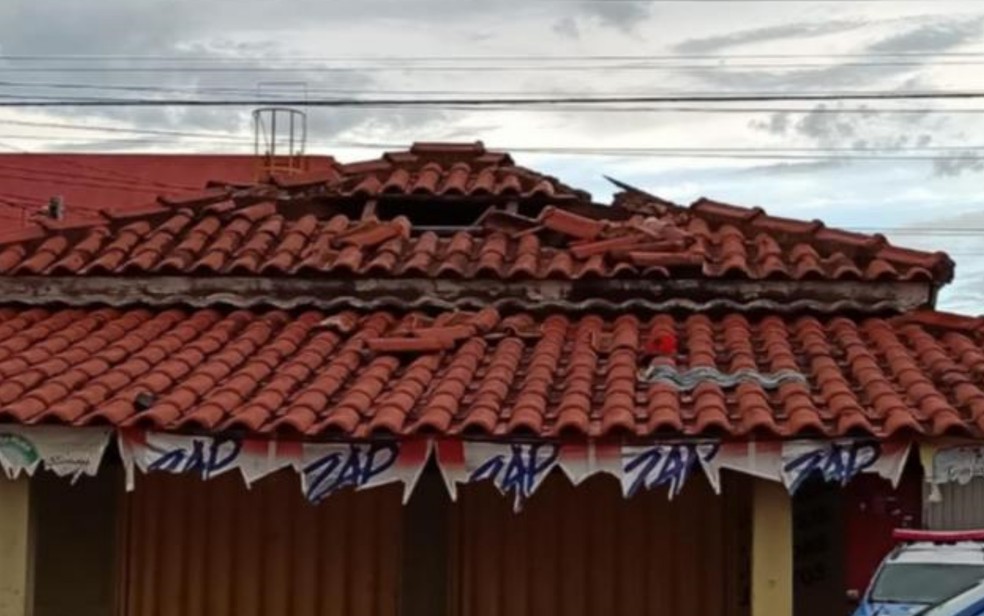 Telhas de lachonete foram quebradas, em São Simão, Goiás — Foto: Polícia Militar/Divulgação