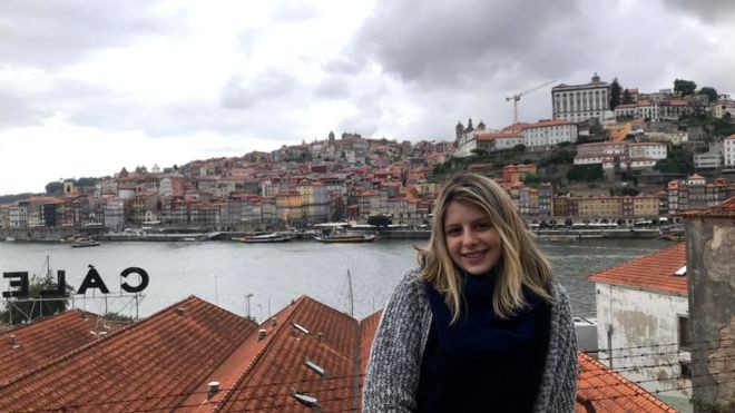 Julia Lapa Comarin, de 18 anos, conseguiu neste ano uma vaga no curso de Direito da Universidade Lusófona, em Portugal (Foto: Arquivo pessoal/via BBC News Brasil)